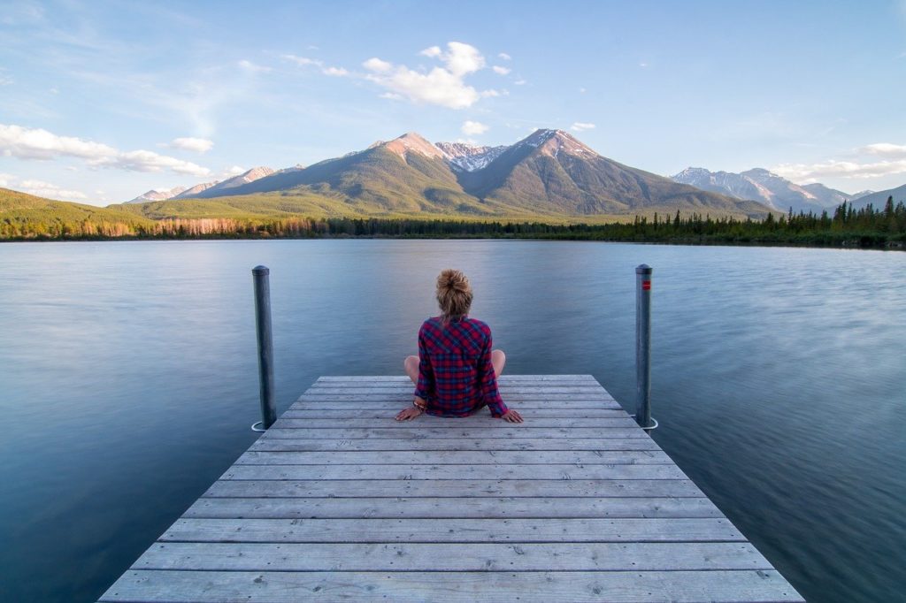 Frau am See Meditation